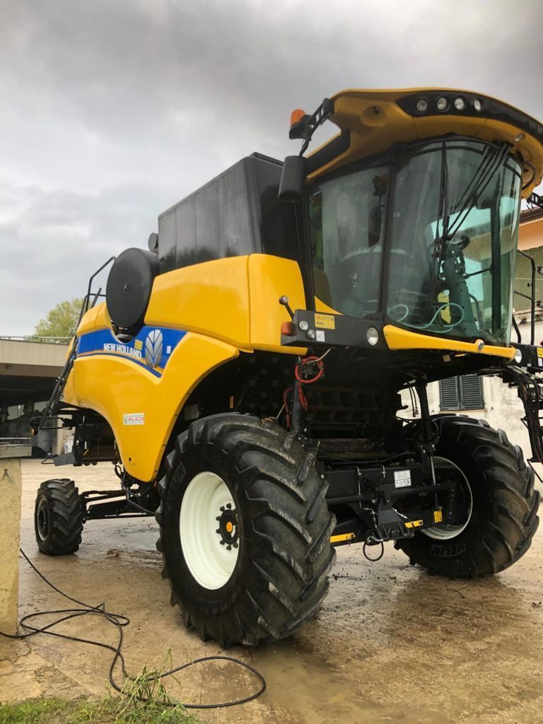 E-FARM: New Holland CX5.90 - Cosechadora - id ZJHR97A - Año: 2020 - Horas: 2200,Italia
