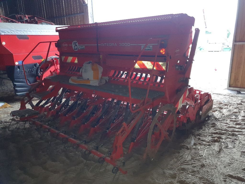 E-FARM: Kuhn HR 303 - Semoir - id JIYAJHJ - 5 900 € - Année: 2000 - France