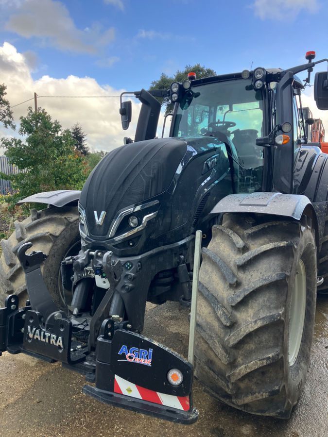 E-FARM: Valtra T175 - Traktor - id BENSUZ9 - 107 500 € - Rok produkcji: 2023 - Motogodziny: 600,Moc silnika: 175,Francja