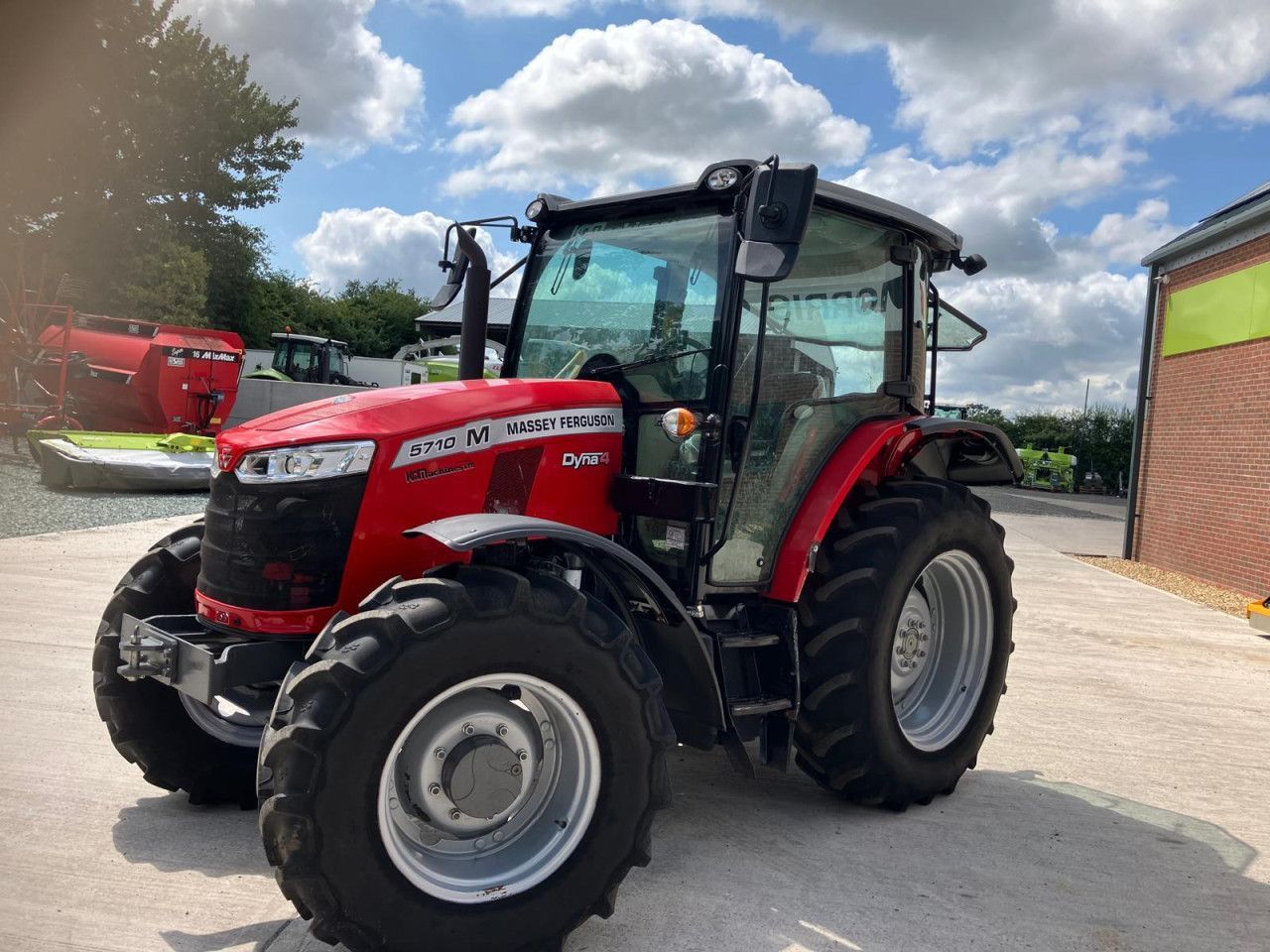 Massey Ferguson 5710M DYNA 4 Tractor €53,504