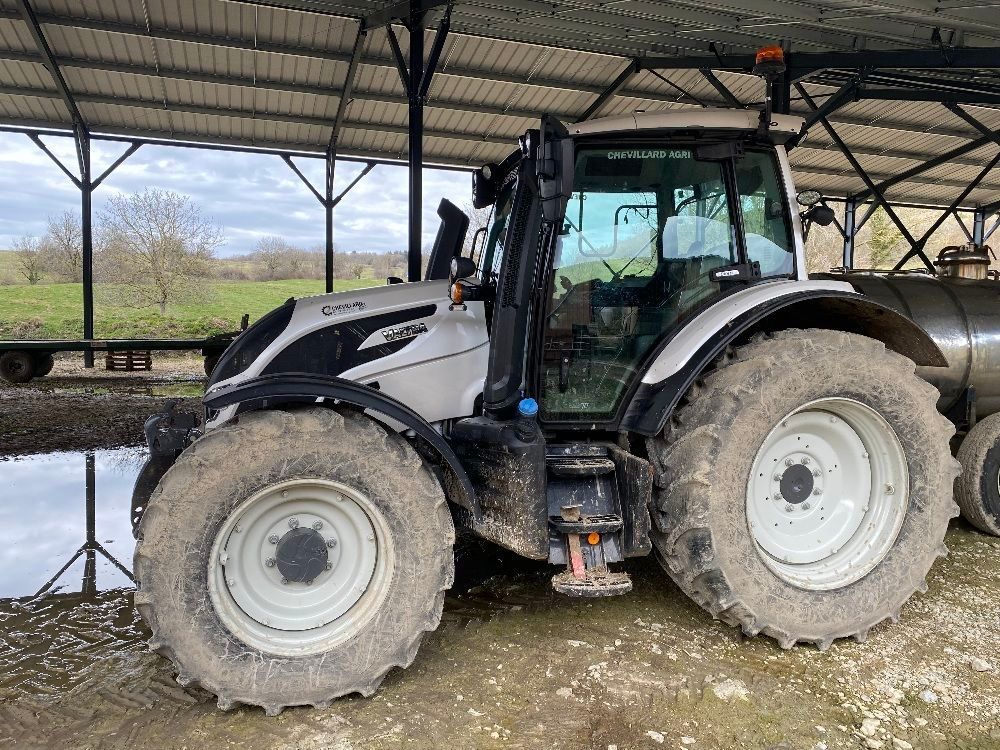 E-FARM: Valtra N135 - Tractor - id FTKKEJY - €95,000 - Year of construction: 2022 - Engine hours: 1,100,Engine power (HP): 135,France