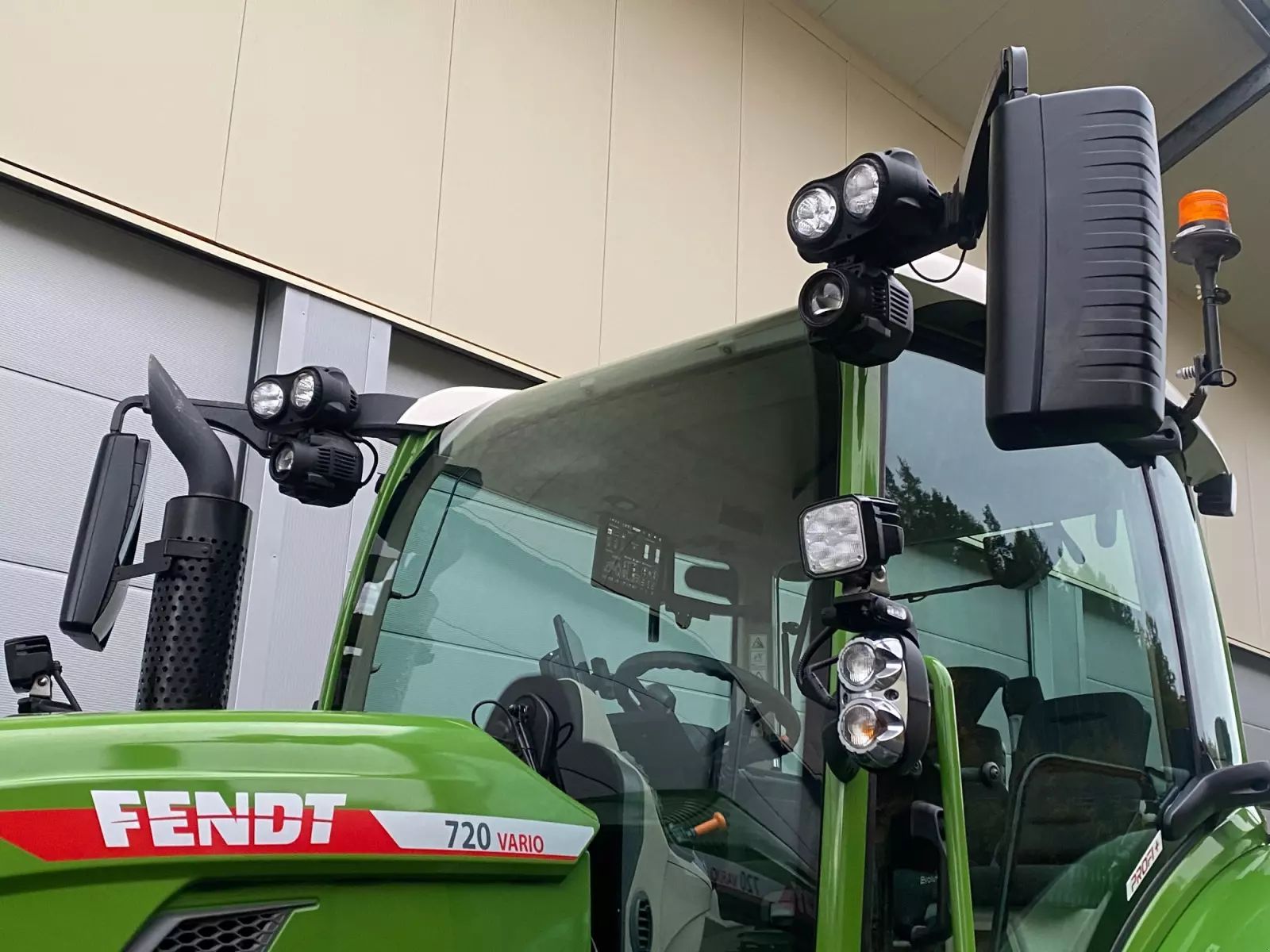E-FARM: Fendt 720 Vario ProfiPlus - Traktor - id IIDVBPK - 179.900 € - Baujahr: 2024 - Abgelesene Motorstunden: 519,Motorleistung (PS): 200,Deutschland