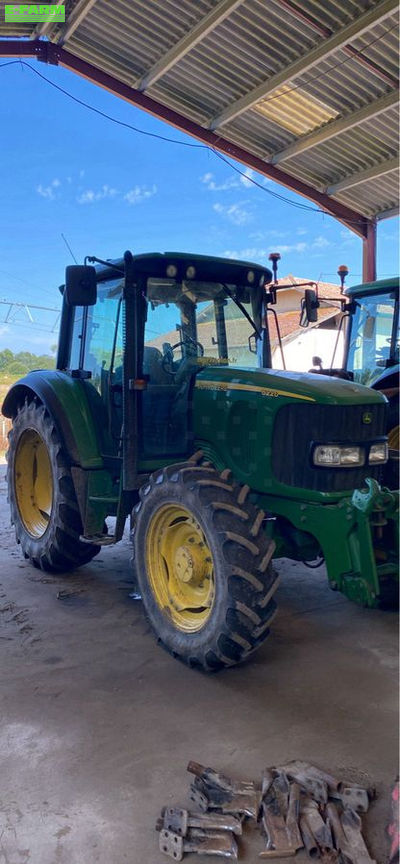 E-FARM: John Deere 6220 SE - Tractor - id VDULLW1 - €27,500 - Year of construction: 2006 - Engine hours: 9,300,Engine power (HP): 90,France