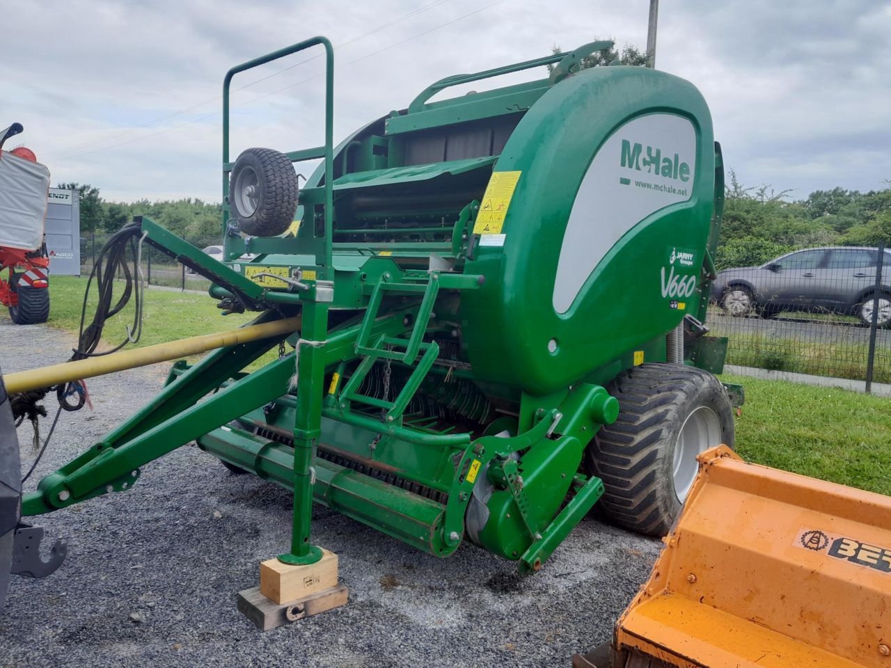 E-FARM: McHale V 660 - Baler - id LM5LXMZ - €19,000 - Year of construction: 2016 - Total number of bales produced: 20,000,France