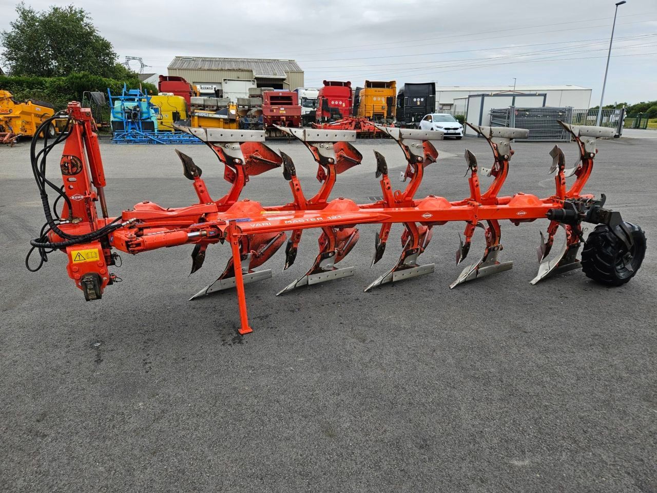 E-FARM: Kuhn varimaster 121 - Charrue - id 1XUX2JD - 14 500 € - Année: 2006 - France