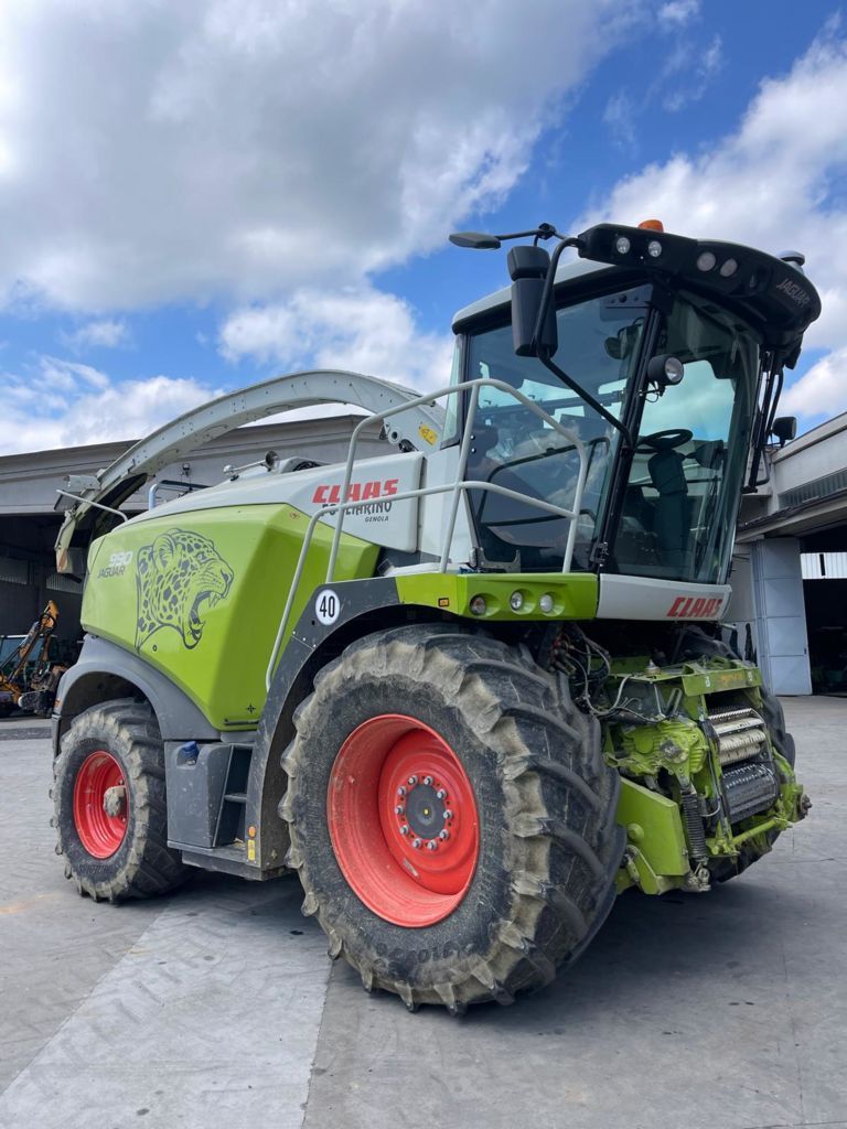 E-FARM: Claas Jaguar 990 - Sieczkarnia samobieżna - id 9UJSCQQ - Rok produkcji: 2021 - Motogodziny: 1800,Włochy