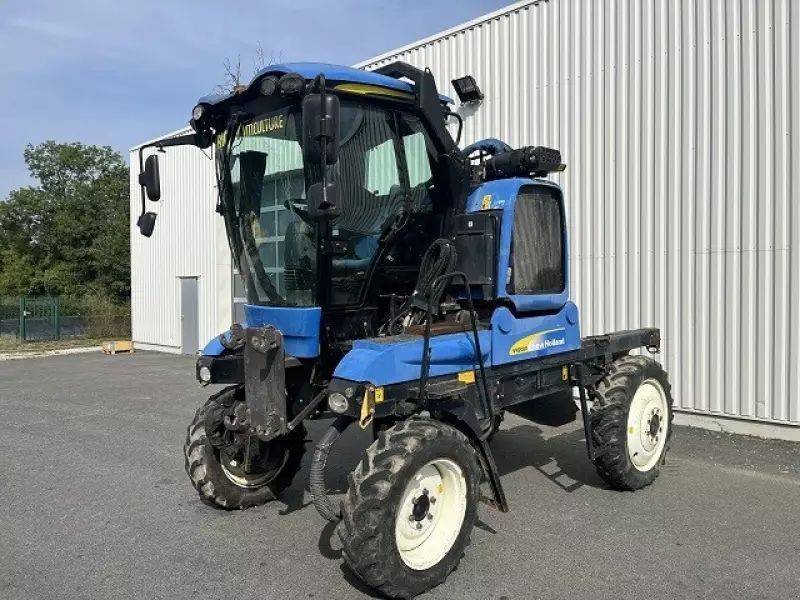 E-FARM: New Holland tracteur enjambeur - Vendangeuse - id JDJBRQK - 39 000 € - Année: 2011 - France