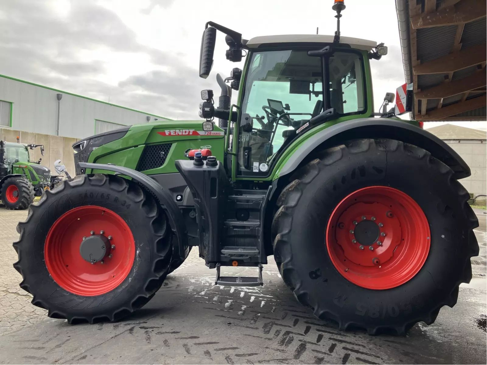 E-FARM: Fendt 728 Vario - Traktor - id NRYADVL - 253.000 € - Baujahr: 2024 - Abgelesene Motorstunden: 575,Motorleistung (PS): 303,Deutschland