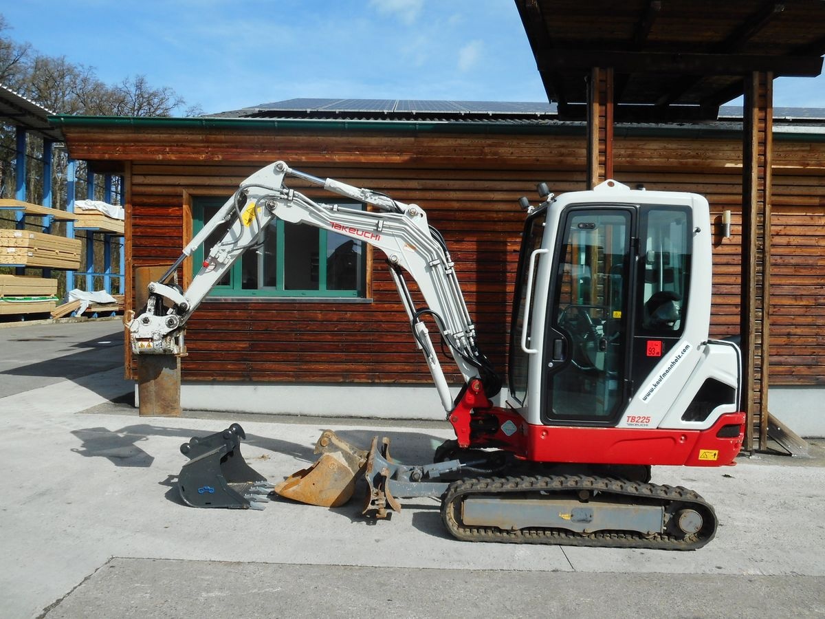 Takeuchi tb225 ( 2.400kg ) powertilt + hydr. sw + alle le excavator €29,950