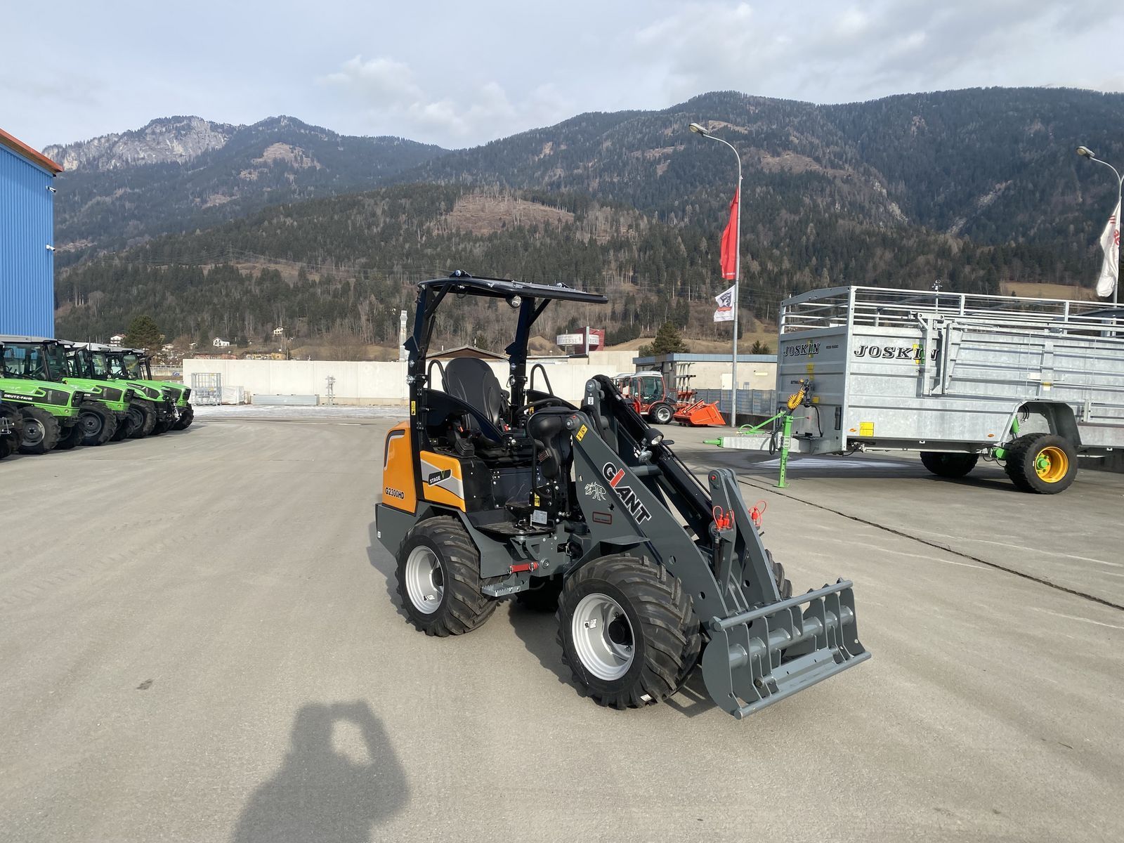 E-FARM: Giant g 2300 hd mit abklappbarem fahrerschutzdach - Ładowarka kołowa - id H7NNLA1 - 32 917 € - Rok produkcji: 2024 - Motogodziny: 3,Moc silnika: 26,Austria