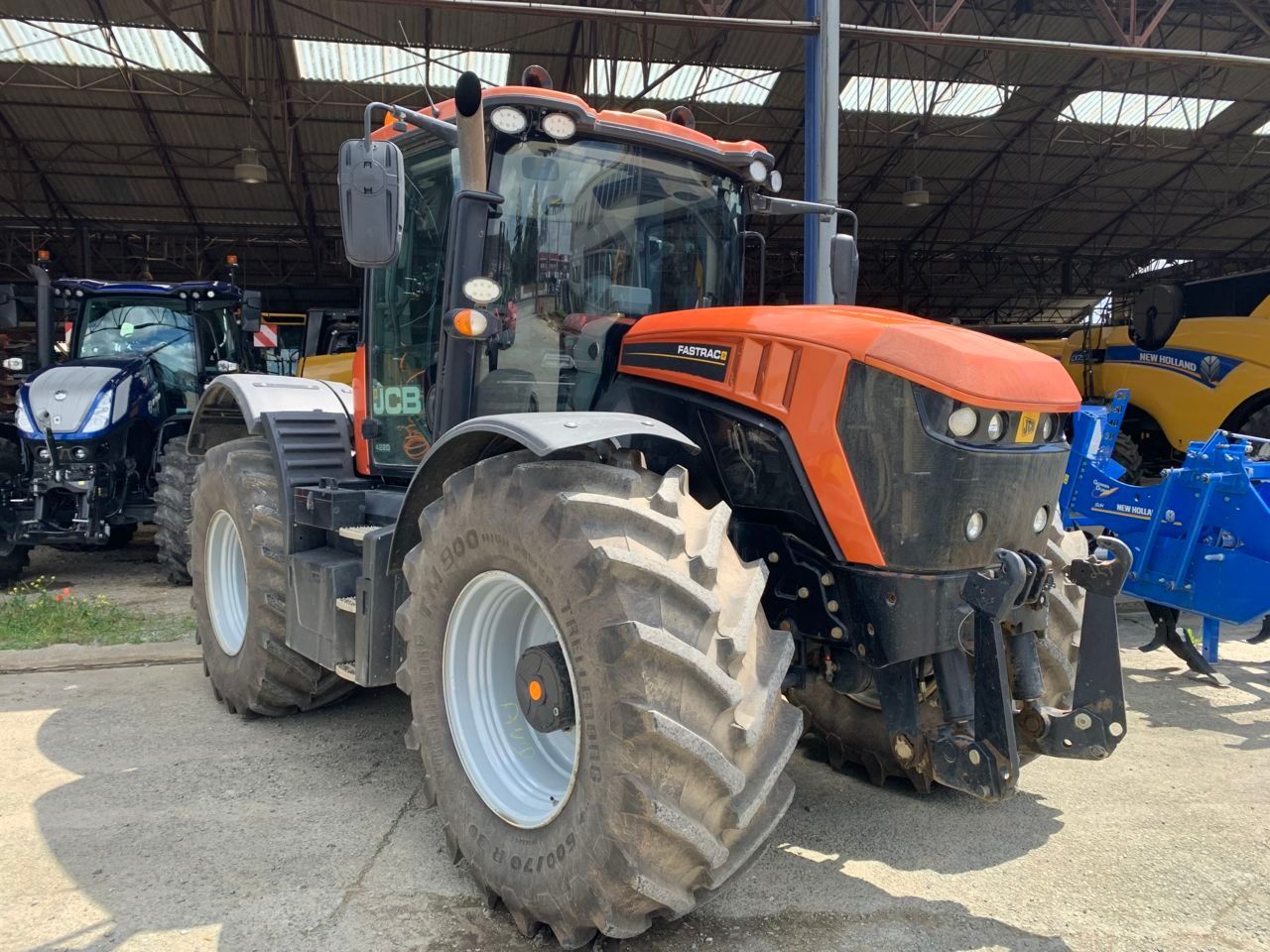 E-FARM: JCB Fastrac 4220 - Tractor - id VTQ96Y4 - €91,000 - Year of construction: 2017 - Engine hours: 5,106,Engine power (HP): 220,France