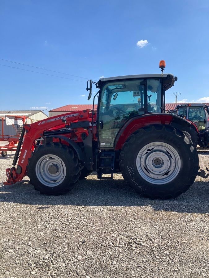 E-FARM: Massey Ferguson 5709M - Tractor - id VVPEDRQ - €66,000 - Year of construction: 2023 - Engine hours: 5,Engine power (HP): 90,France