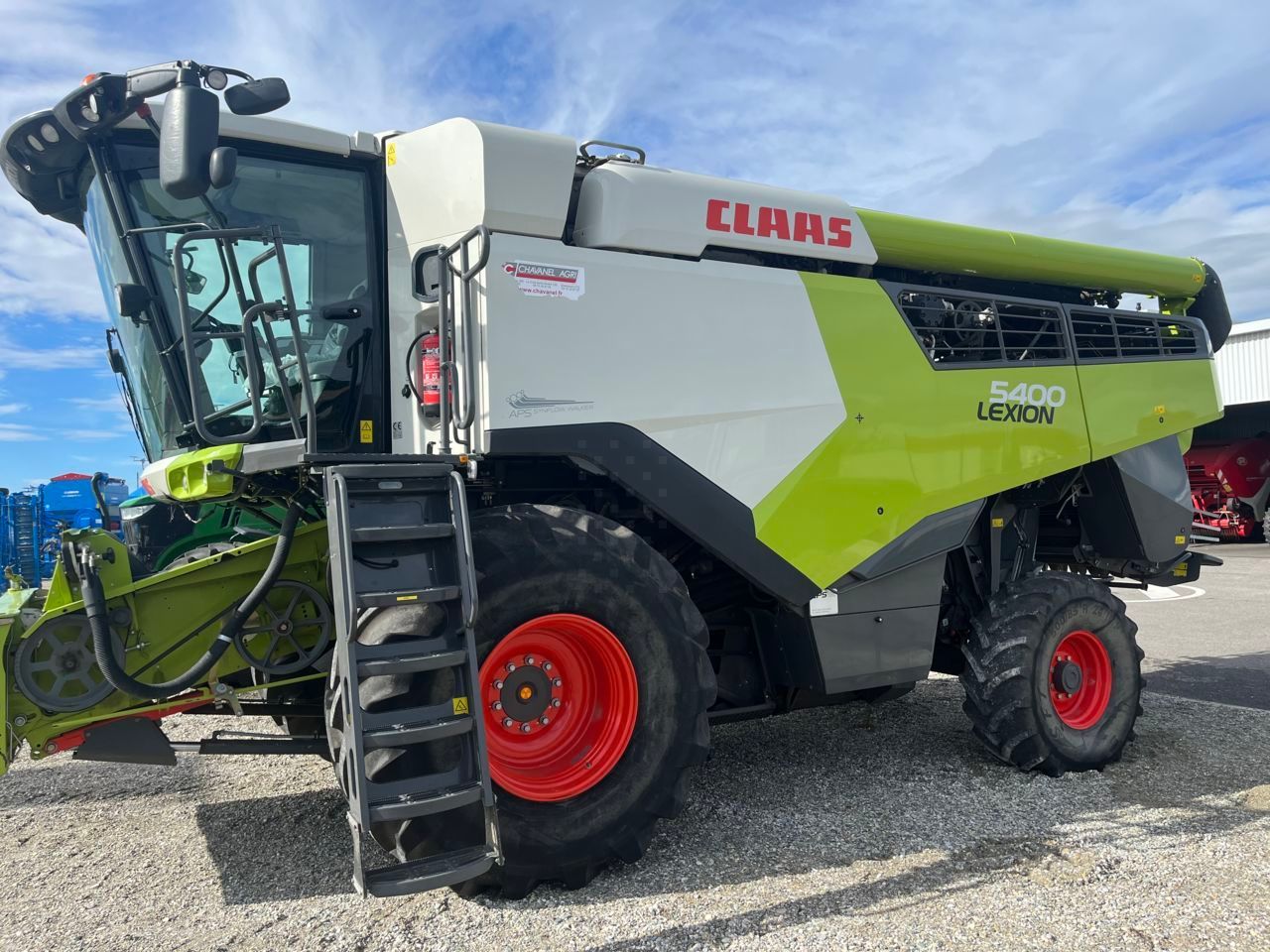 E-FARM: Claas Lexion 5400 - Mähdrescher - id 2FVGN8G - 199.000 € - Baujahr: 2019 - Abgelesene Motorstunden: 1.805,Motorleistung (PS): 354,Frankreich