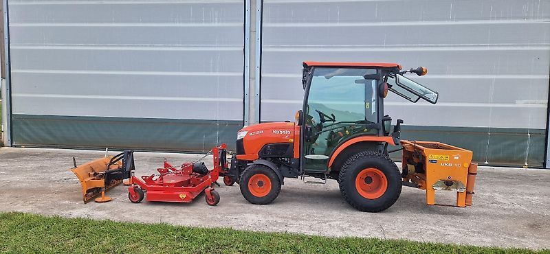 Kubota kubota b2 231 290h klima winterdienst ez 28.12.2021 mähwerk salzstreuer schneepflug Tractor 19.244 €
