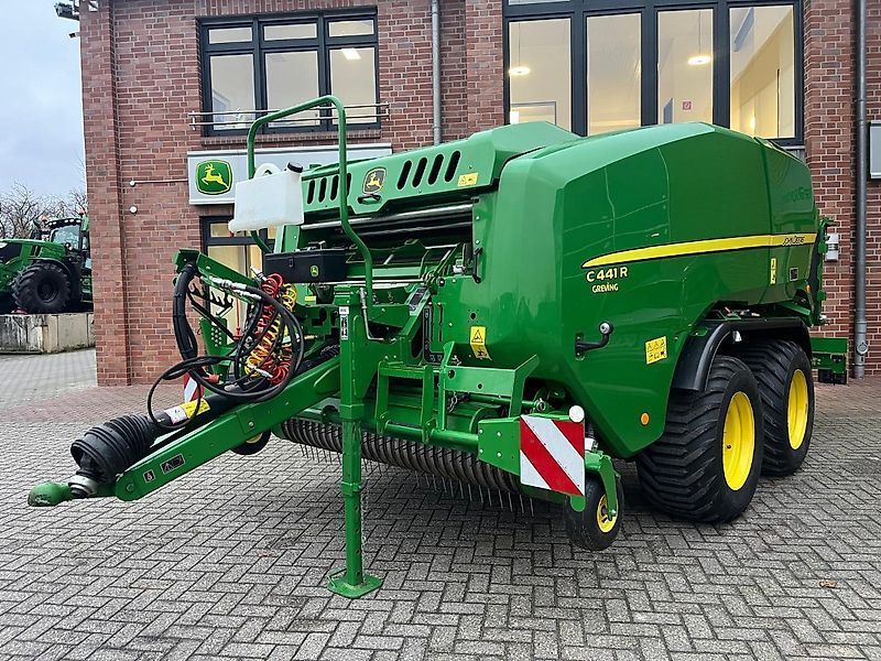 E-FARM: John Deere C441R - Presse à balles - id S68HI4Q - 87 500 € - Année: 2022 - Allemagne