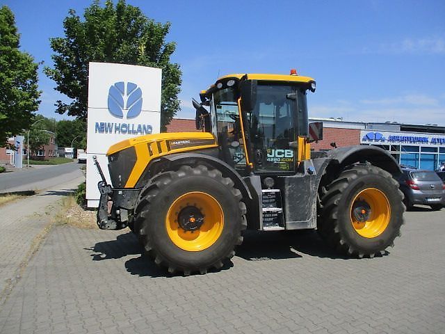 E-FARM: JCB 4220 icon - Traktor - id FTDY2A6 - 175.000 € - Baujahr: 2023 - Abgelesene Motorstunden: 714,Motorleistung (PS): 222,Deutschland