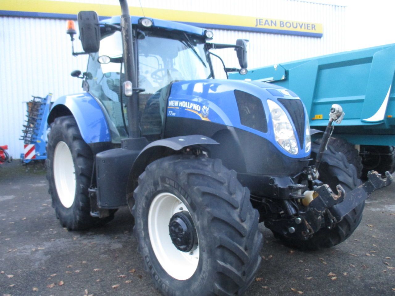 E-FARM: New Holland T7.185 - Tractor - id SZILVST - €53,000 - Year of construction: 2015 - Engine hours: 5,337,Engine power (HP): 140,France