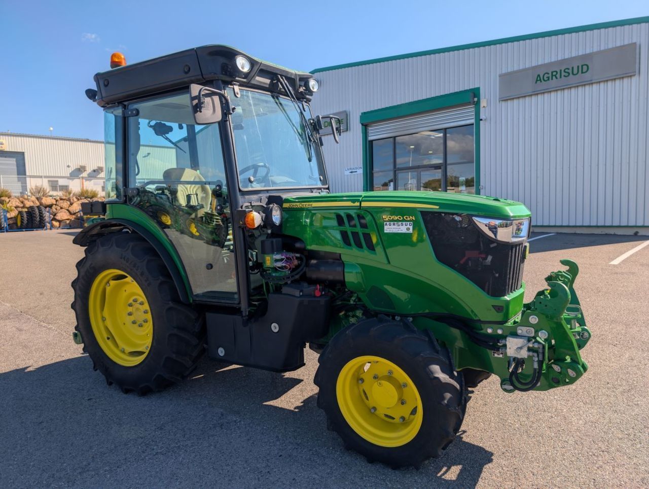 E-FARM: John Deere 5090 M - Traktor - id Y9XRX57 - 79.000 € - Baujahr: 2023 - Abgelesene Motorstunden: 558,Motorleistung (PS): 90,Frankreich