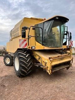 E-FARM: New Holland TX 68 - Moissoneuse-batteuse - id VCEILFR - Année: 1998 - Lecture du nombre d'heure: 7 000,France