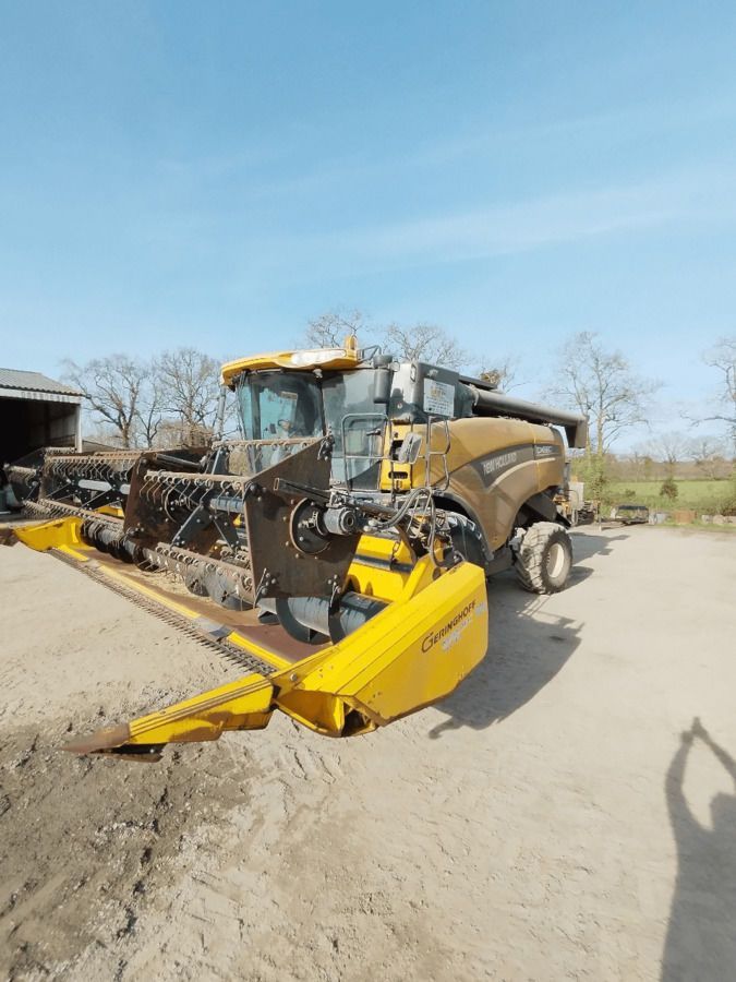 E-FARM: New Holland cx820 - Kombajn zbożowy - id KKYZZWJ - 40 000 € - Rok produkcji: 2002 - Motogodziny: 4864,Moc silnika: 280,Francja