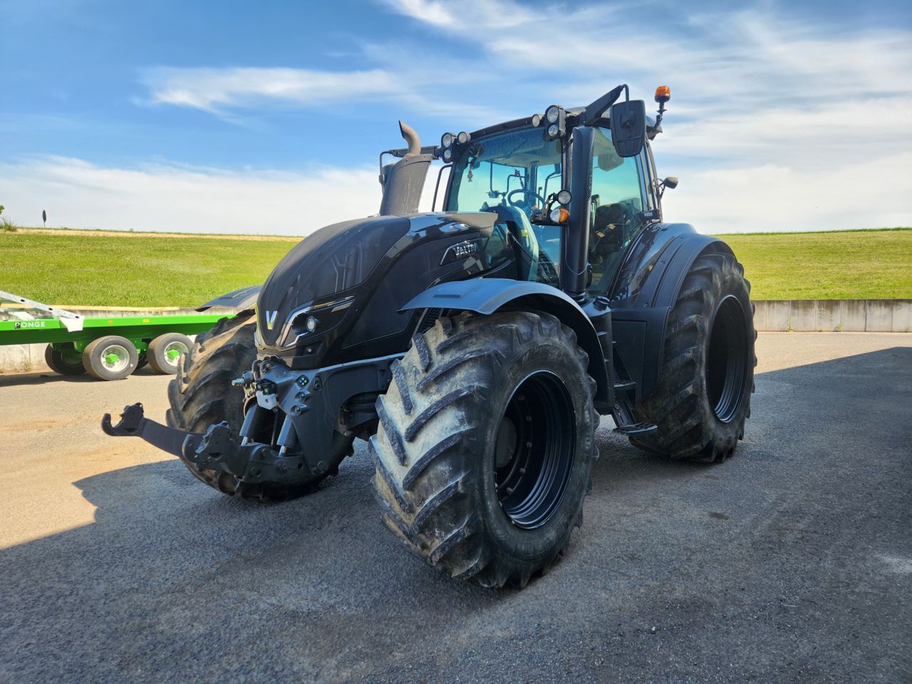 E-FARM: Valtra T174e - Tracteur - id DCJYUMI - 89 000 € - Année: 2019 - Lecture du nombre d'heure: 2 950,Puissance du moteur (chevaux): 174,France