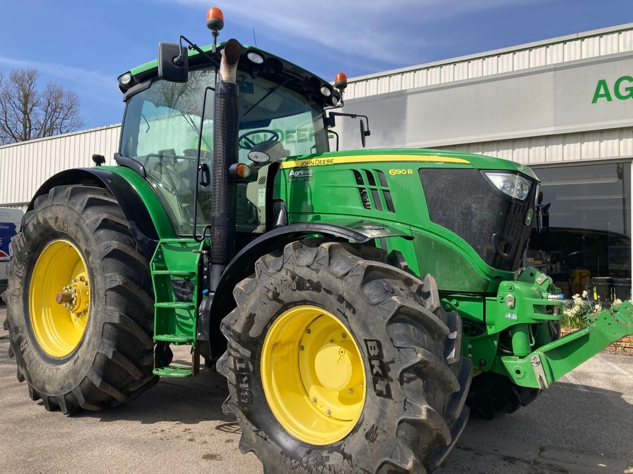 E-FARM: John Deere 6190 R - Traktorius - id SCLQCYF - 58 000 € - Gamybos metai: 2014 - Variklio darbo valandos: 7 680,Variklio galia (AG): 190,Prancūzija