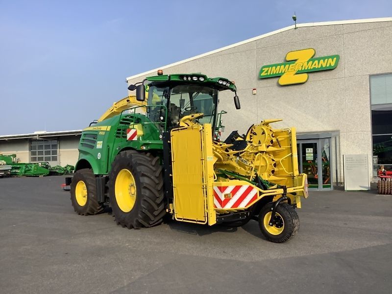 E-FARM: John Deere 8500 - Feldhäcksler (selbstfahrend) - id SRGTMZU - 295.000 € - Baujahr: 2021 - Abgelesene Motorstunden: 985,Motorleistung (PS): 585,Deutschland