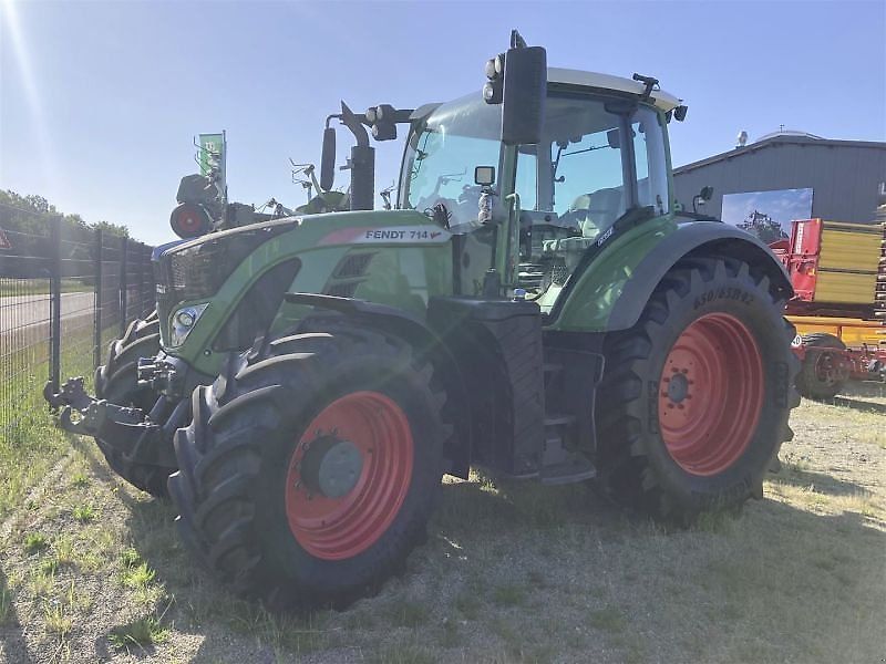 E-FARM: Fendt 714 Vario Profi - Tractor - id W9BKL7I - €92,500 - Year of construction: 2015 - Engine hours: 4,730,Engine power (HP): 145,Germany