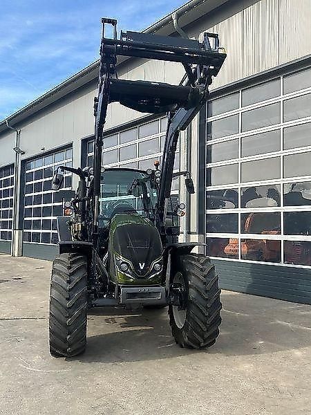 E-FARM: Valtra A105 - Traktor - id RZZCY86 - 69.500 € - Baujahr: 2023 - Abgelesene Motorstunden: 7,Motorleistung (PS): 105,Deutschland