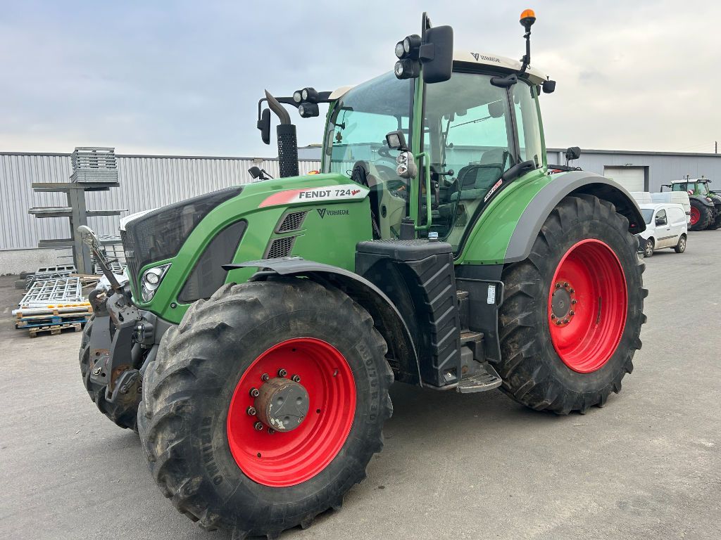 E-FARM: Fendt 724 Vario ProfiPlus - Traktor - id JRTAZCM - 105.000 € - Baujahr: 2015 - Abgelesene Motorstunden: 6.000,Motorleistung (PS): 240,Frankreich