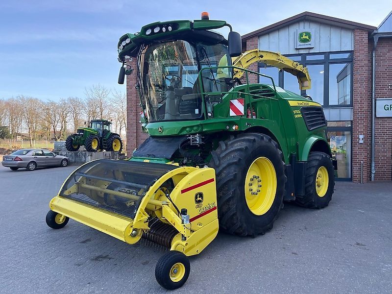 E-FARM: John Deere 9700 - Feldhäcksler (selbstfahrend) - id 743HRTL - 235.000 € - Baujahr: 2019 - Abgelesene Motorstunden: 2.670,Motorleistung (PS): 825,Deutschland