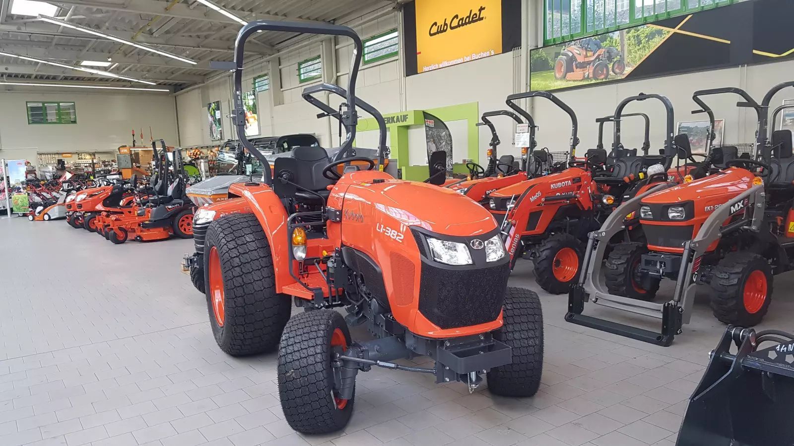Kubota L1-382 Tractor €20,500