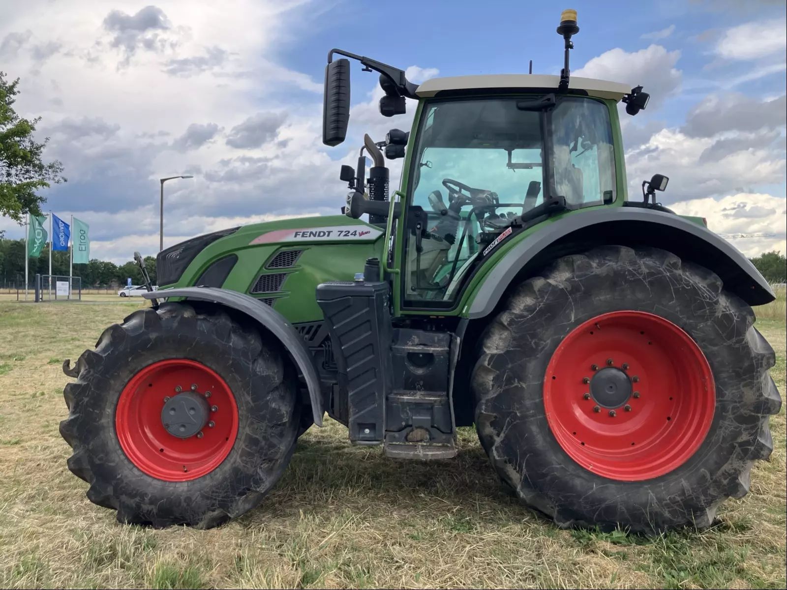 E-FARM: Fendt 724 Vario - Traktor - id RE1DEK8 - 99.000 € - Baujahr: 2018 - Abgelesene Motorstunden: 9.252,Motorleistung (PS): 237,Deutschland