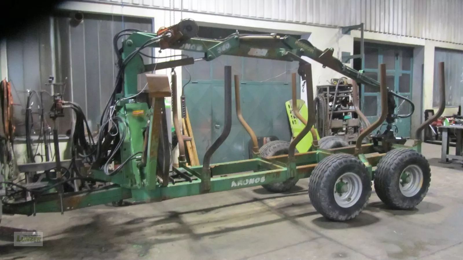 E-FARM: kronos 350 kran mit 6 t forstanhänger - Rimorchio forestale - id THFQKHA - 10.000 € - Austria
