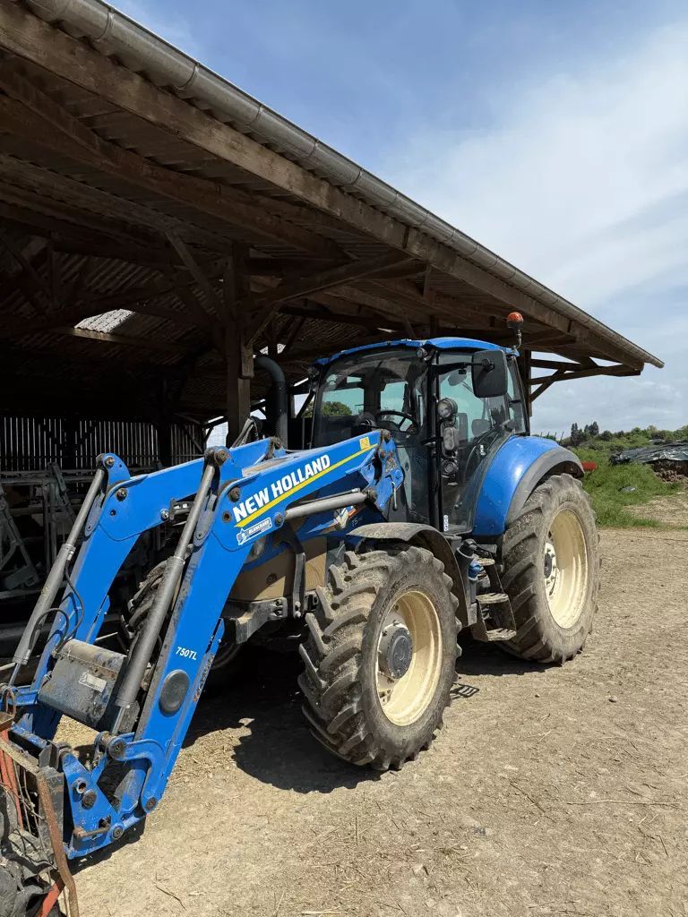 E-FARM: New Holland T5.110 - Tractor - id MFBUIG9 - €37,000 - Year of construction: 2017 - Engine hours: 5,960,Engine power (HP): 107,France