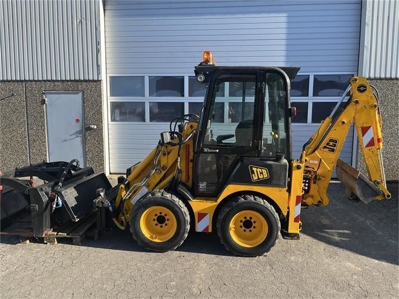 JCB 1cx med mange redskaber Ekskavatoriai 30 114 €