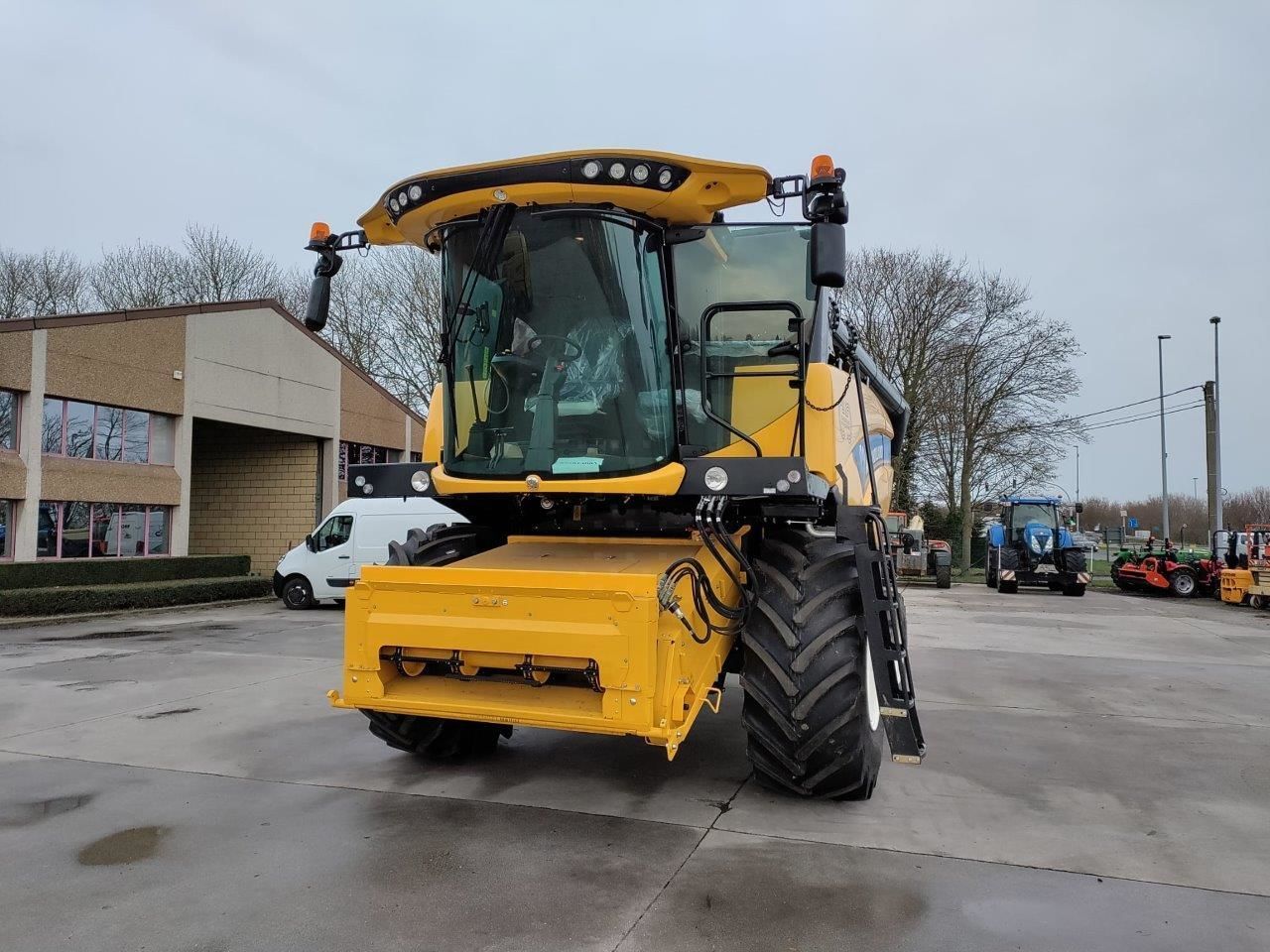 New Holland CH 7.70 Kombajn zbożowy 160 000 €