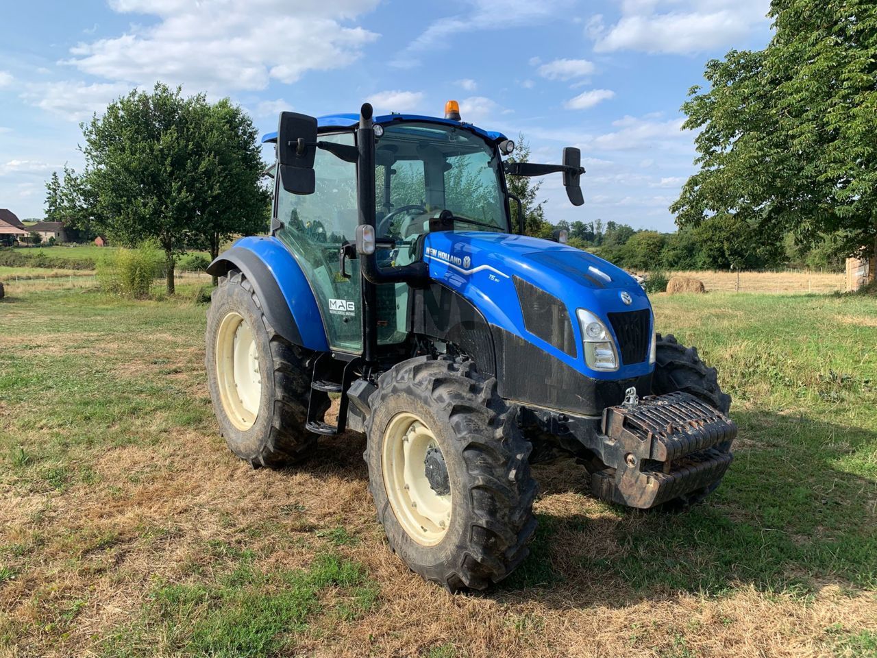 E-FARM: New Holland T5.90 - Tractor - id TMDLKTP - €45,000 - Year of construction: 2022 - Engine hours: 550,Engine power (HP): 90,France
