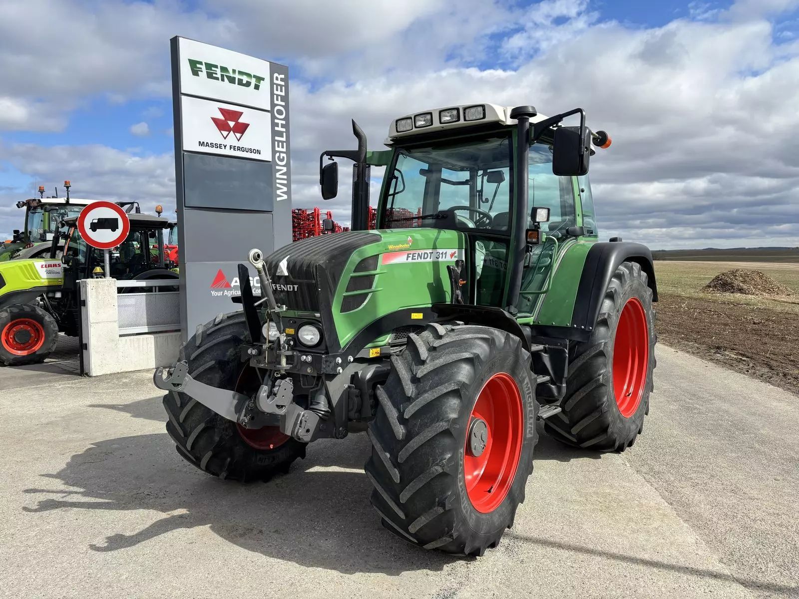 E-FARM: Fendt 311 Vario - Tractor - id LNY8INH - €87,611 - Year of construction: 2011 - Engine hours: 2,500,Engine power (HP): 114,Austria