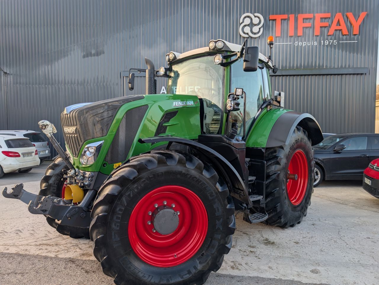 E-FARM: Fendt 828 Vario - Tractor - id P79RNJS - €138,000 - Year of construction: 2017 - Engine hours: 3,000,Engine power (HP): 280,France