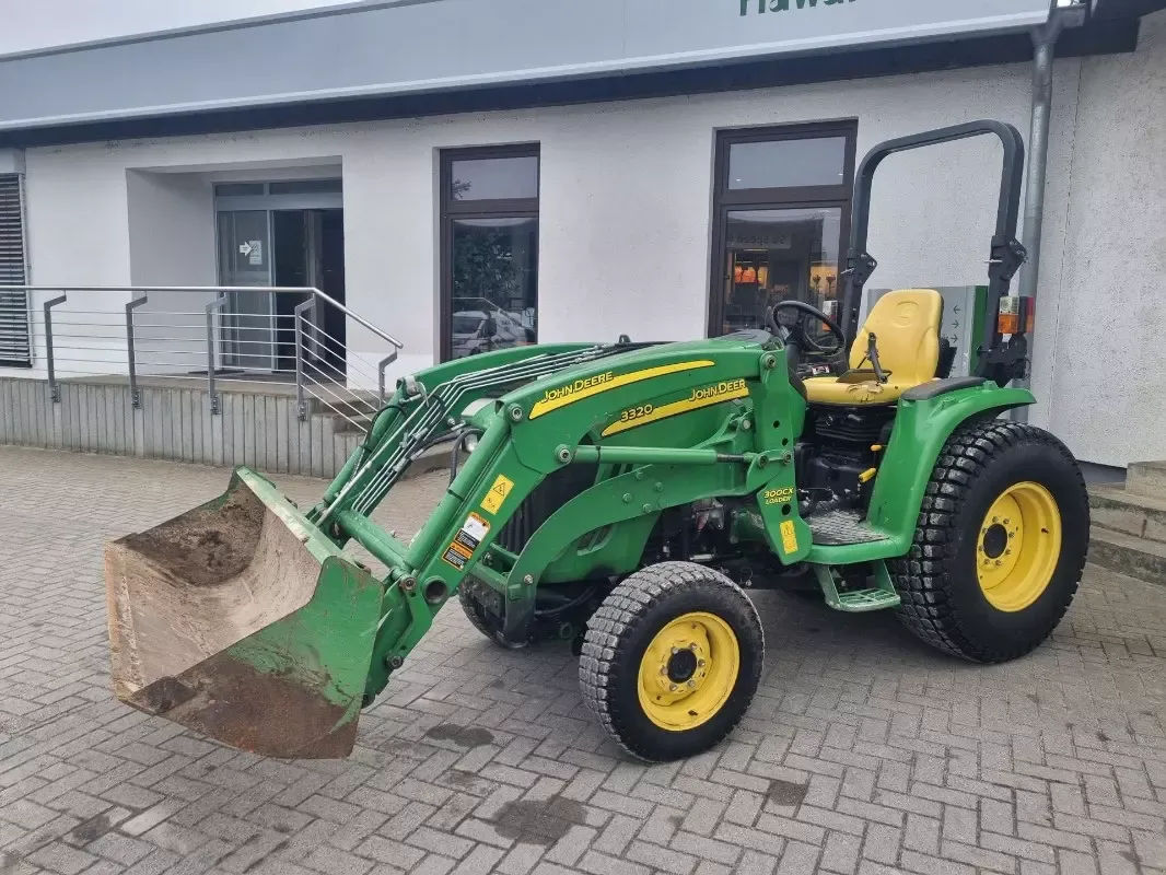E-FARM: John Deere 3320 - Traktor - id IQDSLSW - 21 000 € - Rok produkcji: 2010 - Motogodziny: 1858,Moc silnika: 33,Niemcy