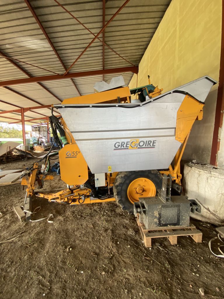 E-FARM: GREGOIRE BESSON g55h - Grape harvester - id 7QDUXQQ - €6,500 - Year of construction: 2001 - France