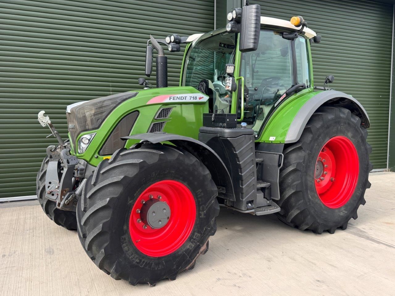 E-FARM: Fendt 718 Vario - Tractor - id HMQPUSG - €98,062 - Year of construction: 2018 - Engine hours: 3,985,Engine power (HP): 180,United Kingdom