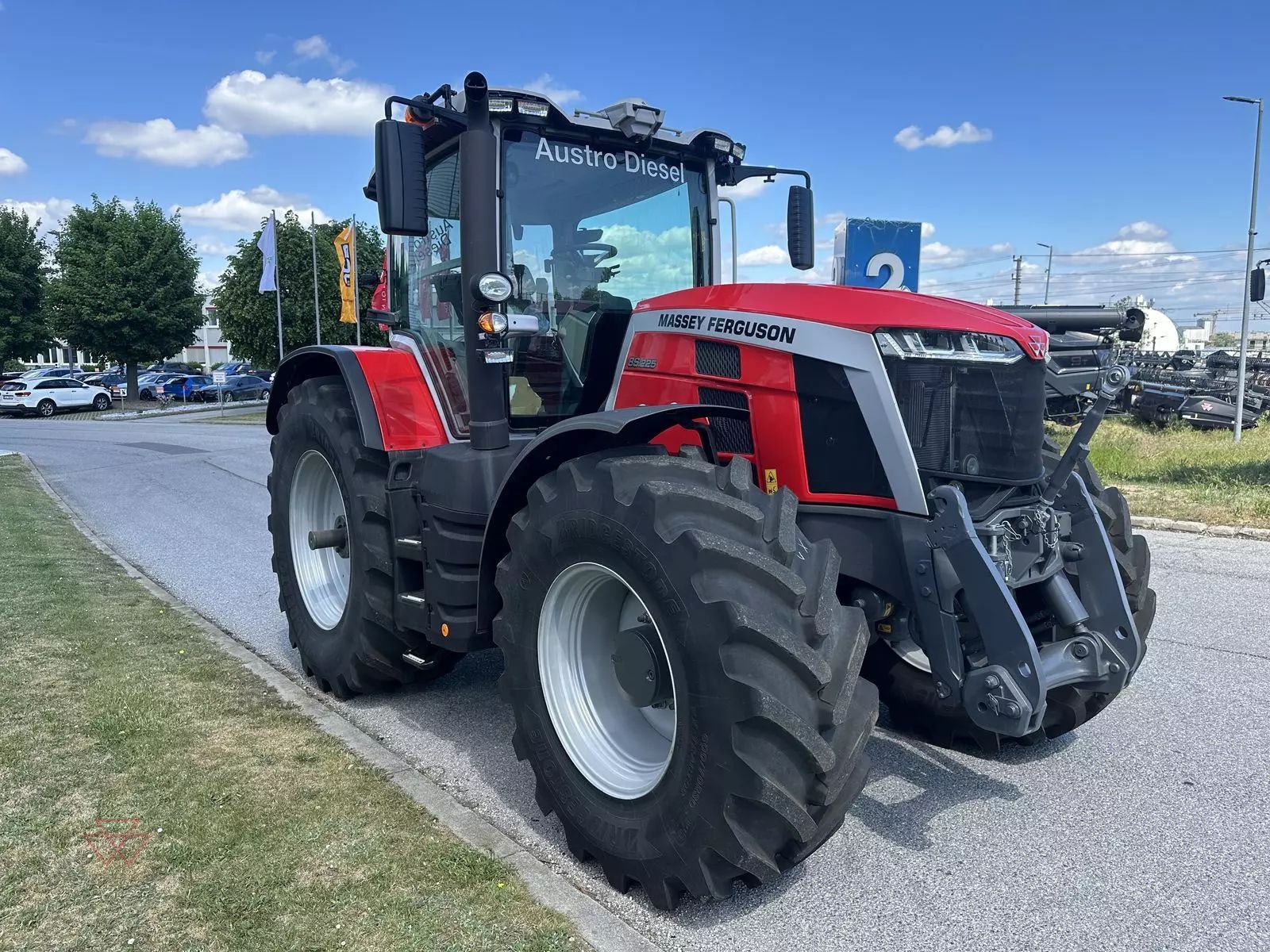 Massey Ferguson 8S.225 Traktor 176 000 €