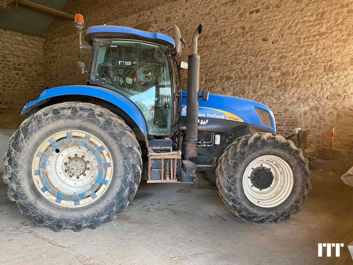E-FARM: New Holland T7040 - Traktor - id E9GHV62 - 33 000 EUR - Gyártási év: 2009 - Üzemóra (motor): 7950,Motor teljesítménye (LE): 1,Franciaország