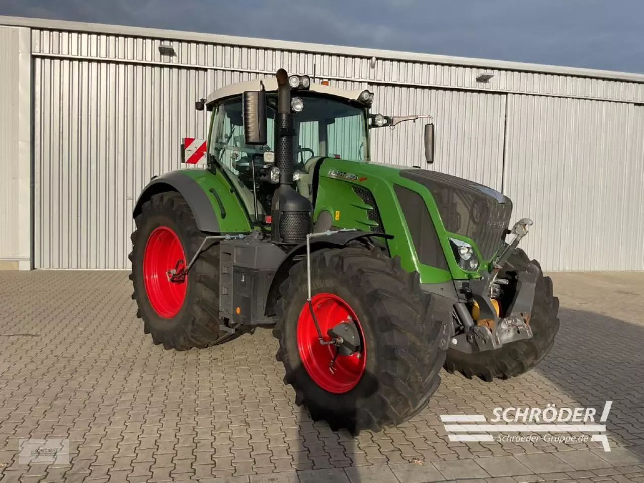 Fendt 826 Vario Profi+ Tractor €184,885