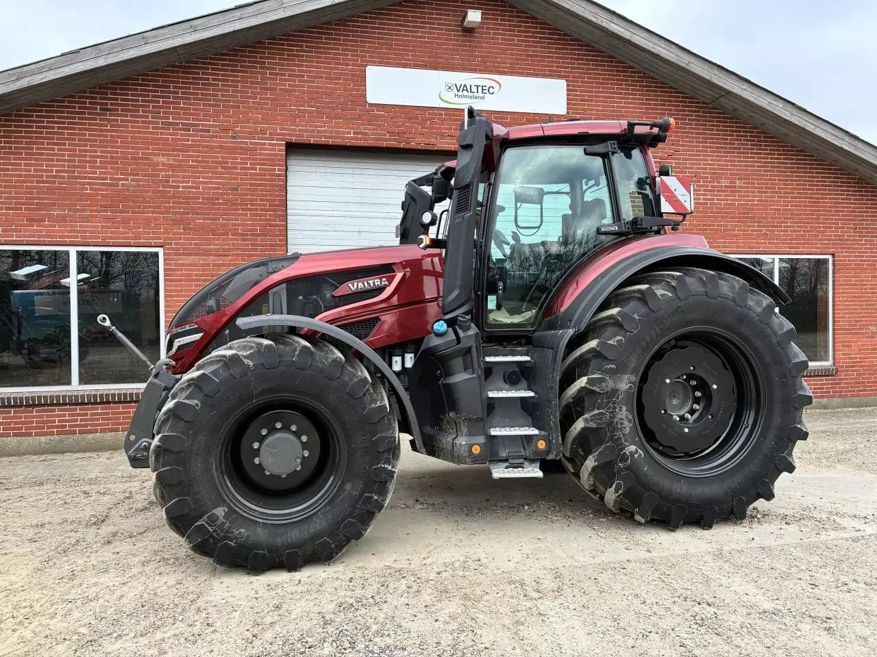 Valtra Q 305 Tractor €184,009