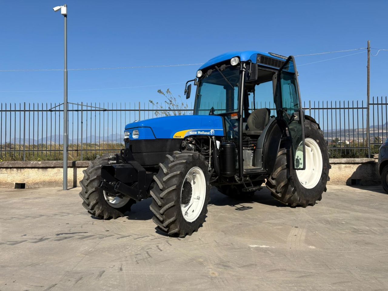 E-FARM: New Holland TD95 - Tractor - id A9DHBTX - Año: 2005 - Potencia del motor: 95,Italia