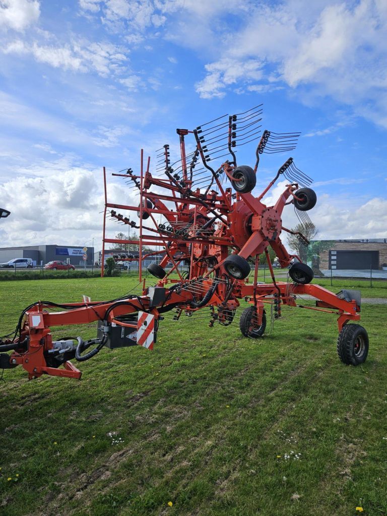 E-FARM: Kuhn GA 8521 - Karuzelowy przetrząsacz do siana - id V9QHUER - 9500 € - Rok produkcji: 2012 - Francja