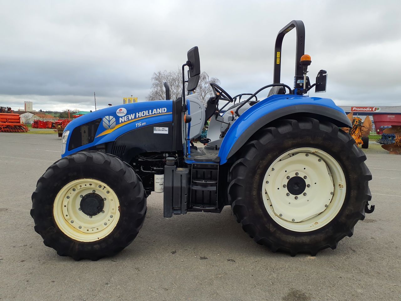 E-FARM: New Holland T5.85 - Traktor - id 2RCFFPJ - 29.500 € - Baujahr: 2019 - Abgelesene Motorstunden: 4.000,Motorleistung (PS): 85,Frankreich